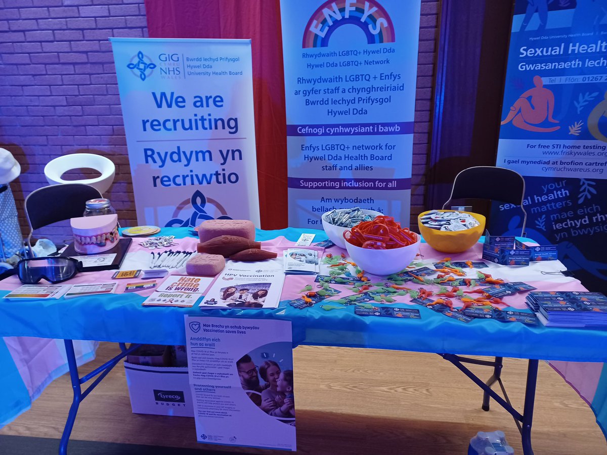 NurseLottie_'s tweet photo. Immunisation and Vaccination Team at Llanelli Pride 🌈💉

#VaccinesSaveLives #VaccinesWork #immunisations #PRIDE #llanellipride #PrideMonth2022 #NurseTwitter #NQN #nqnurse #nurses #nurse #nursing #NurseLife #NRN #RCNNRC @HywelDdaHB @HDdaLGBTQ https://t.co/mromP7UUb2