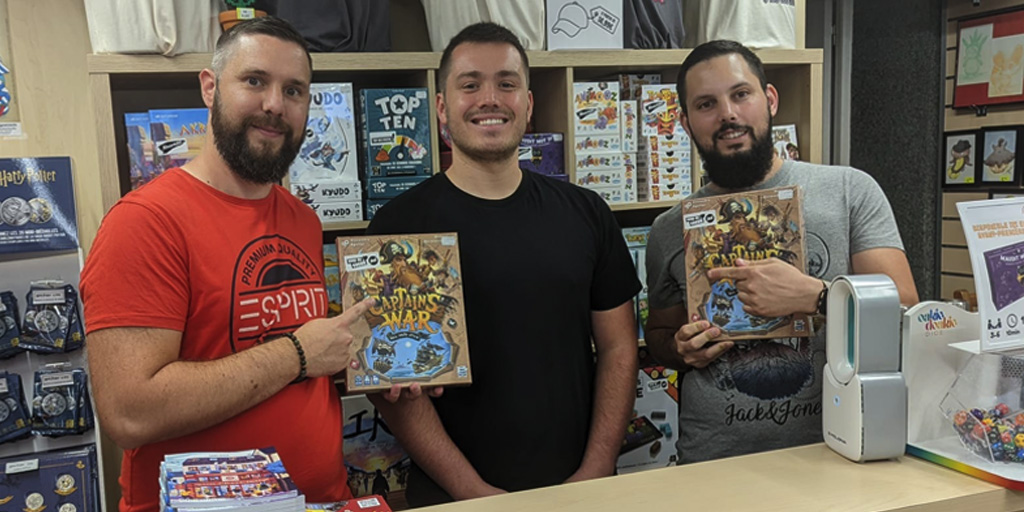🤘Captains' War est un coup de coeur d'une des plus sympathiques boutique de jeux de France ! Merci <a href="/LudiJeux_79/">Ludi’Jeux</a> à @VilleParthenay  pour donner le sourire à Alexandre Aguilar (au milieu 😀) et à toute l'équipe <a href="/BrageGames/">Bragelonne Games 🏴‍☠️🎲💣</a> 🏴‍☠️ On se retrouve au <a href="/festivaldesjeux/">FLIP</a> ?

#j2s #captainswar