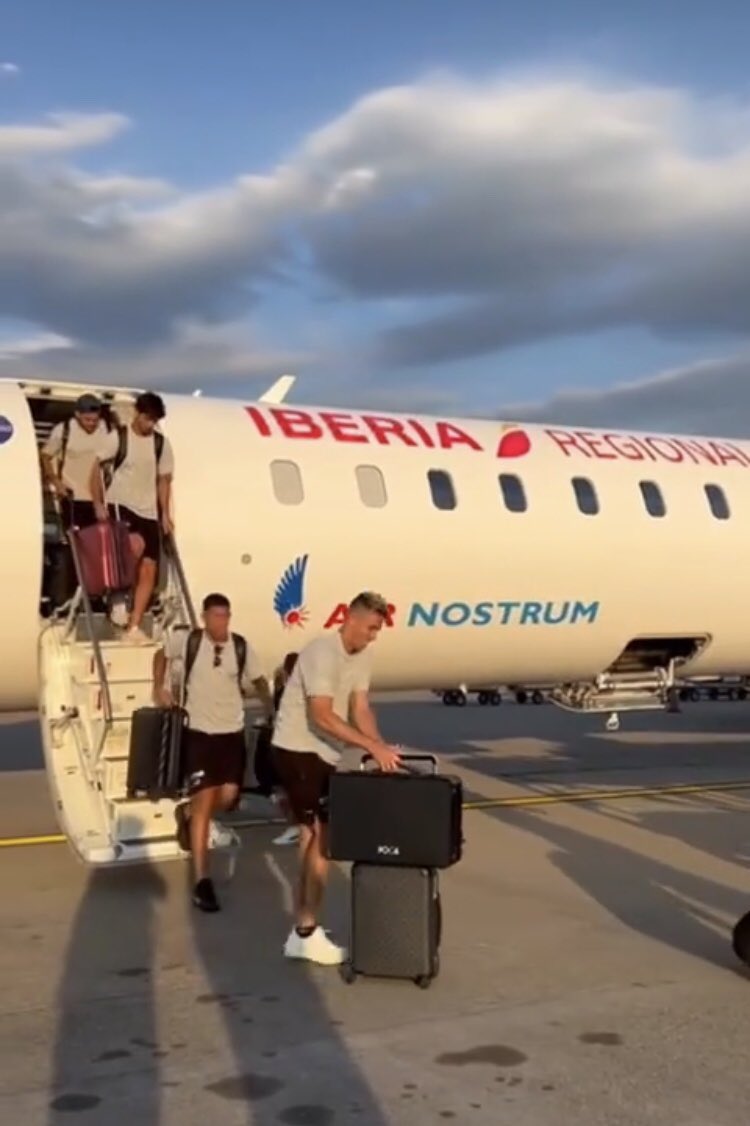 cf_infovalencia's tweet photo. INFORMACIÓN VALENCIA

El valencia CF 🦇✈️voló este viernes 15 de julio , desde el aeropuerto de manises , rumbo a Suiza🇨🇭para iniciar la pretemporada del 15 al 23 de julio , en el que el técnico 💪🏻Gattuso se lleva a 28 jugadores https://t.co/vhdW2JOKnu
