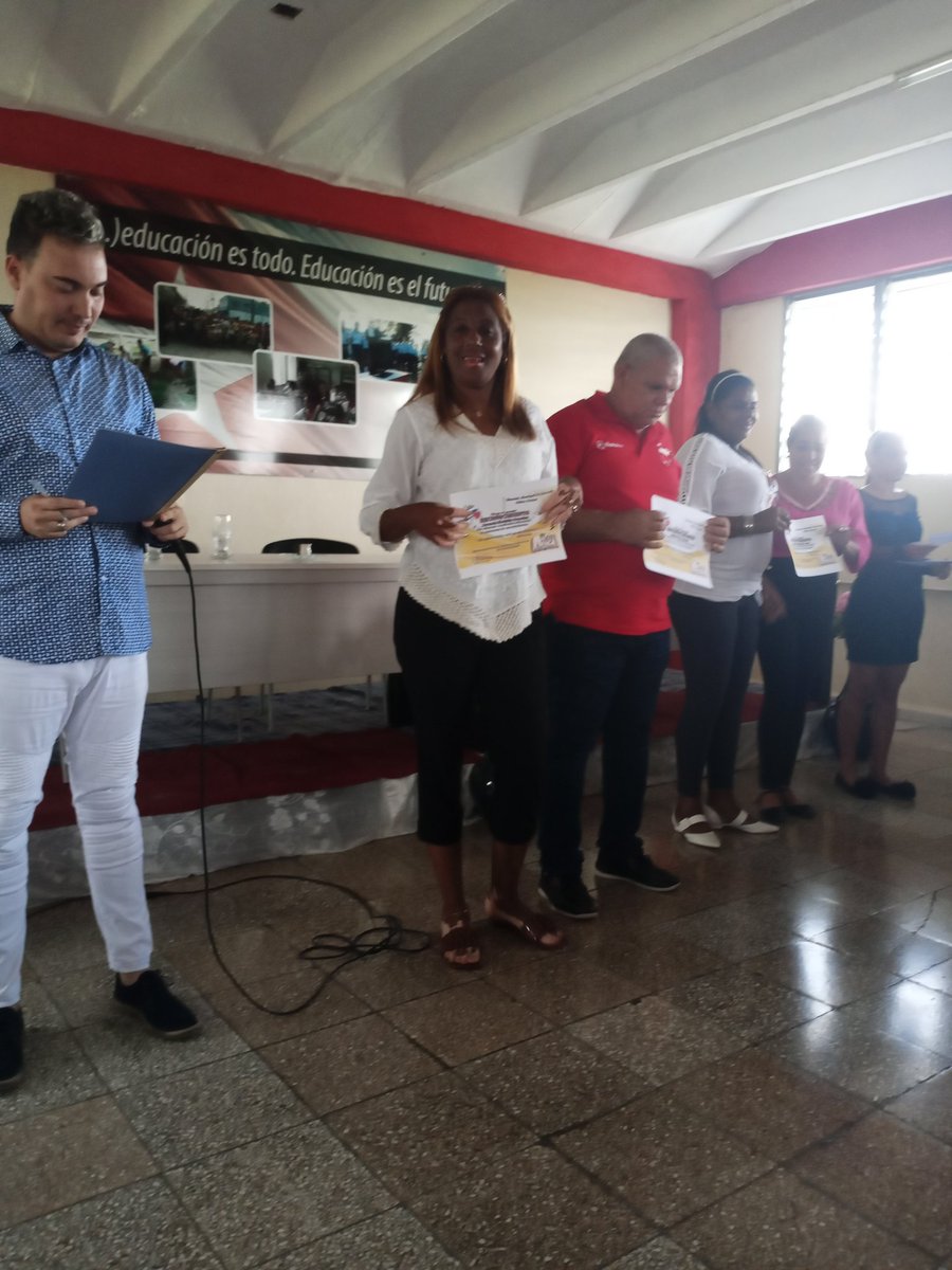 KindelanYare's tweet photo. Seminario con Directores en Palma Soriano ❤️🇨🇺 ,con reconocimientos a directores de instituciones educativas por resultados satisfactorios en los Concursos Nacionales #VamosConTodo @SIPaquitoGC @elsa_ena @FundichelyRosa @cira_pineiro @FundichelyRosa https://t.co/cgTLbLl44f