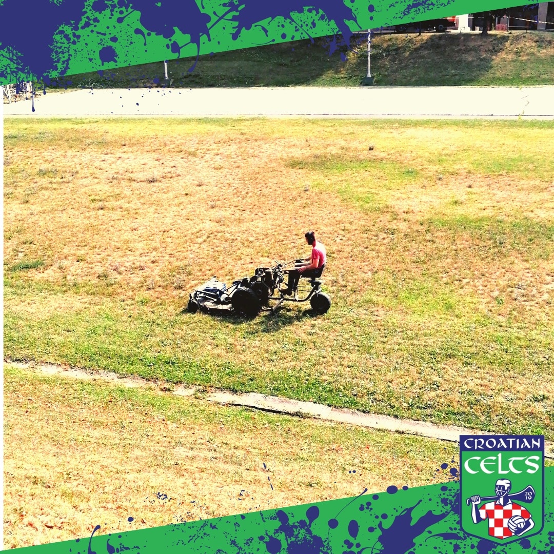Training was delayed this morning as Groundskeeper Willie took to the sit-in mower to tackle some of the now knee-high saplings that were beginning to re-wild the Estadio de los Celtas 🌱🔜🌳