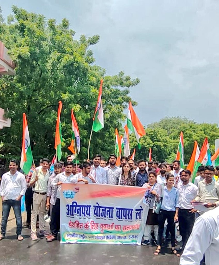 ManyaNsui's tweet photo. आगरा NSUI ने अग्निपथ योजना व #SSCGD2018 के अभ्यर्थियों को गैर कानूनी रूप से गिरफ्तार करने के खिलाफ उनकी रिहाई की मांग करते हुए 10 किलोमीटर लम्बा सत्याग्रह मार्च निकाला 

#AntiStudentModiGovernment
#Agnipath https://t.co/bJ6F7Ekpgn