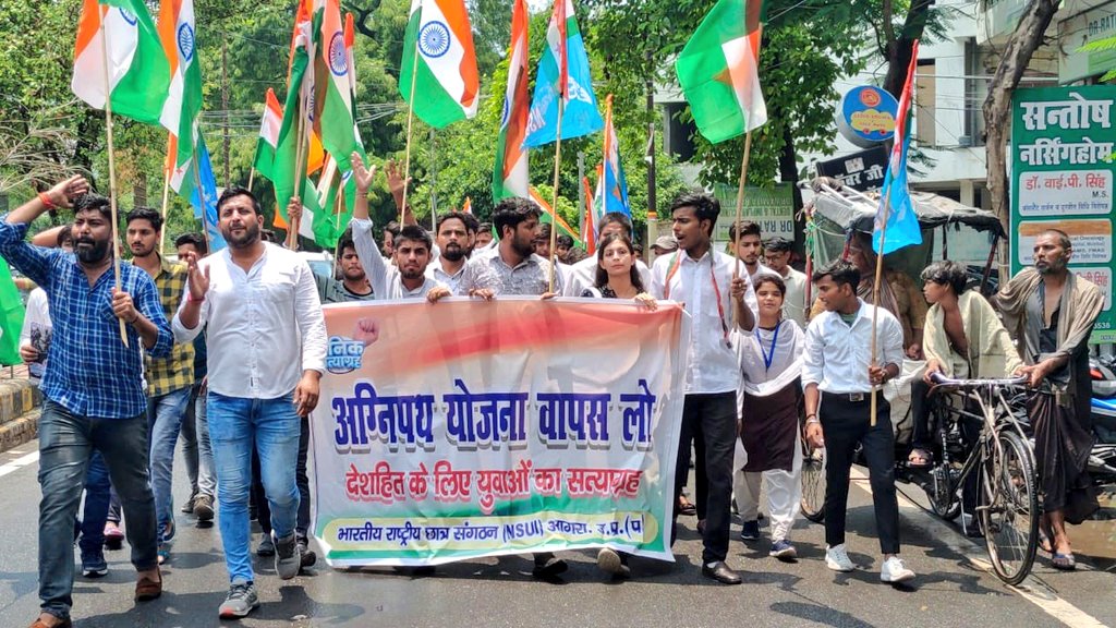 ManyaNsui's tweet photo. आगरा NSUI ने अग्निपथ योजना व #SSCGD2018 के अभ्यर्थियों को गैर कानूनी रूप से गिरफ्तार करने के खिलाफ उनकी रिहाई की मांग करते हुए 10 किलोमीटर लम्बा सत्याग्रह मार्च निकाला 

#AntiStudentModiGovernment
#Agnipath https://t.co/bJ6F7Ekpgn