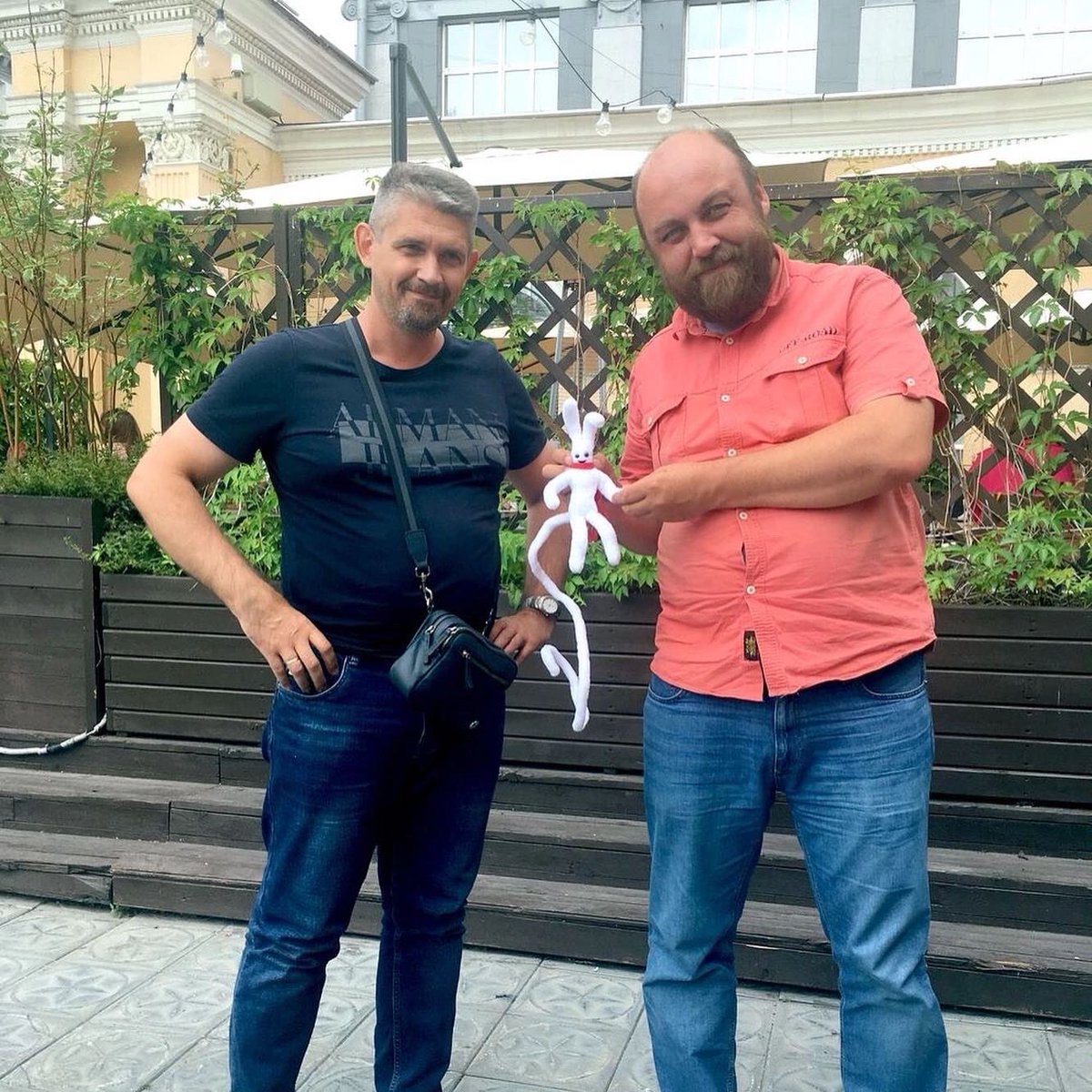 S_Slobodchikov's tweet photo. Встретился с координатором движения «Общество синих ведёрок» Петром Шкуматовым, когда он заехал в Новосибирск по пути во Владивосток. Подсадил ему попутчика - ЗацаN311. Сейчас веселее ехаться будет))) В общей сложности Петру предстоит проехать 30 000 км. https://t.co/uPHK18YhxE