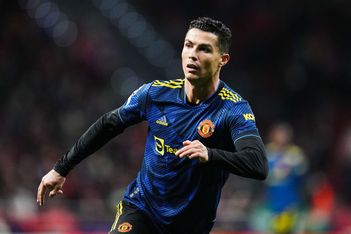ActuFoot_'s tweet photo. 🚨 Hasan Salihamidzic maintient sa position sur CR7 : le Bayern ne lui ouvrira pas la porte. ⛔️

« J'ai beaucoup de respect pour Cristiano Ronaldo, ses succès et sa carrière. Mais encore une fois : c'était et ce n'est pas une option pour nous. »

(@kerry_hau) https://t.co/B5JBe28A8k