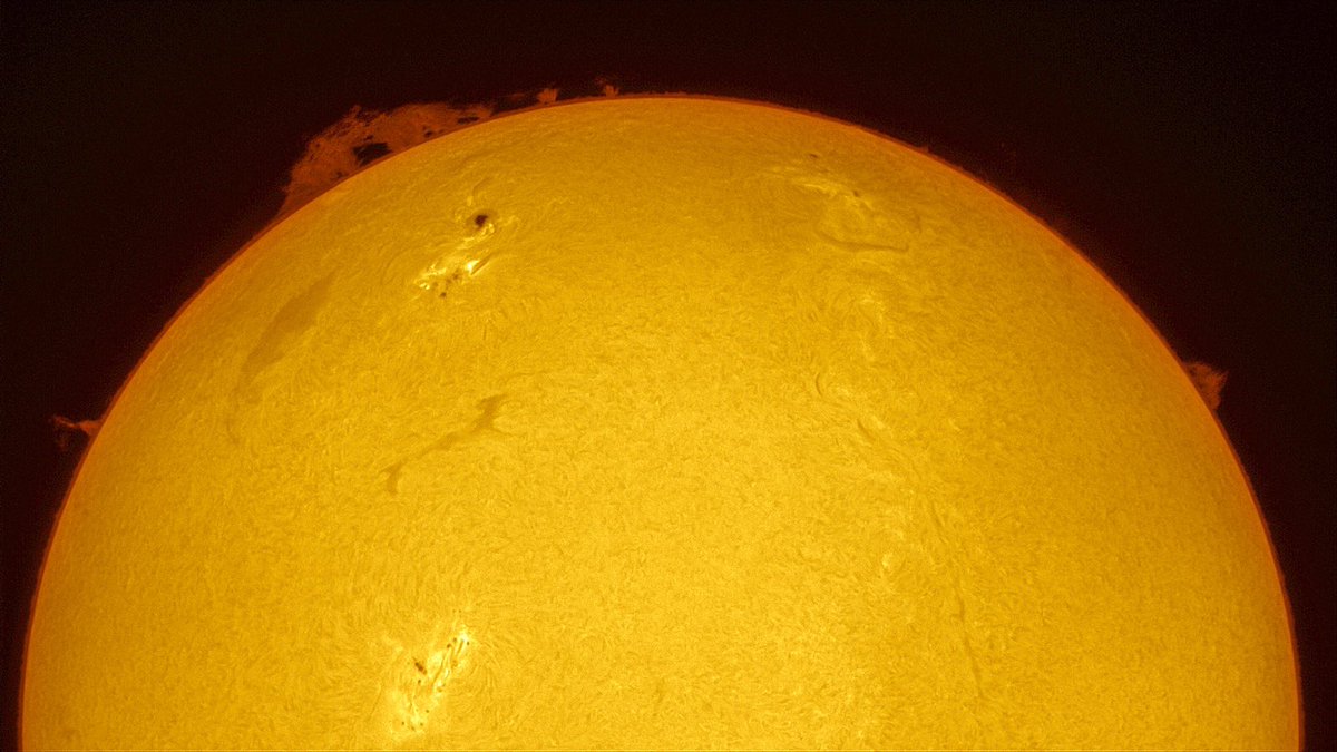 maurice_toet's tweet photo. Met een zonnekijker is vandaag een flinke protuberans waarneembaar. #zon #protuberans #prominence #daystar https://t.co/JkyUrw4EFy