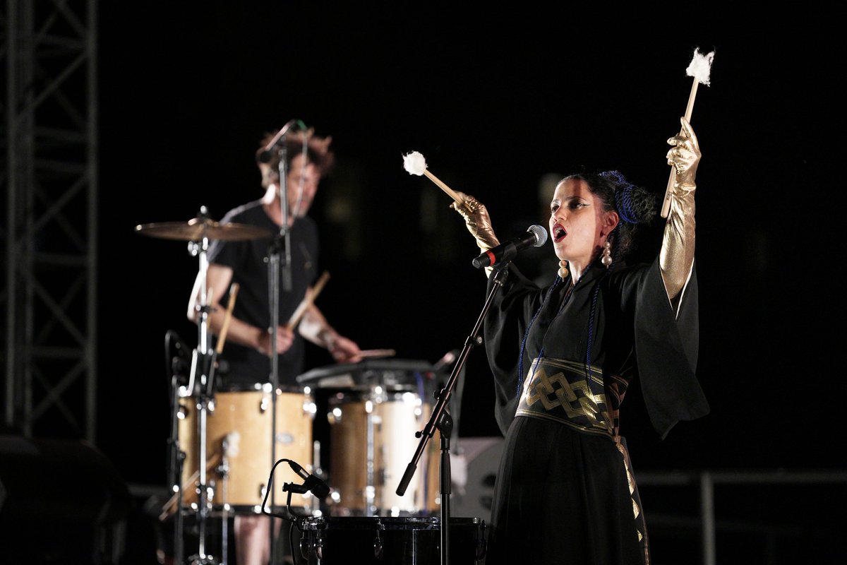 LoDucaR's tweet photo. 15-07-2022 --> @MathlouthiEmel (Tunis) nous a embarqué dans son vaisseau spatial vibrant et poétique! En guest @LeoniePernet, @AwaLy &amp; @LauraCahen 

@Suds_a_Arles #festival #concert #arles #lo_duca #rémi #musique #tunis #Revolution #théatreantique https://t.co/nFWV08ce1z