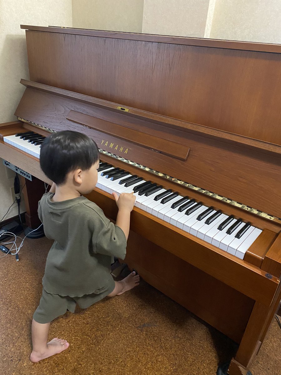 oooshinnn's tweet photo. 頂き物の我が家のピアノを11年ぶりに調律しました。音が変わりすぎてびっくり。。子供たちに、出張ピアノレッスンでも頼もうかと検討中です。 https://t.co/Qulllucsmw