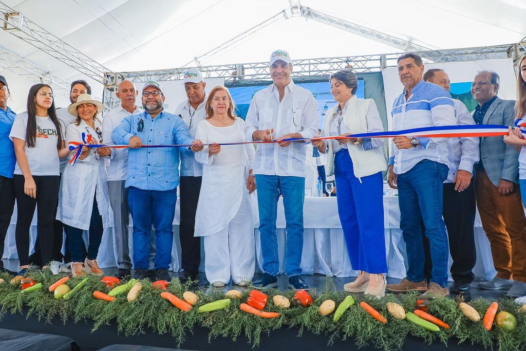 Unaproda's tweet photo. Gracias al senador @RogelioGenao por acompañarnos al acto inaugural del FESTIVAL DE LA COSECHA CONSTANZA 2022 y gracias por estar pendiente semana tras semana de como evoluciona el sector agrícola. https://t.co/DDErc2tpgS