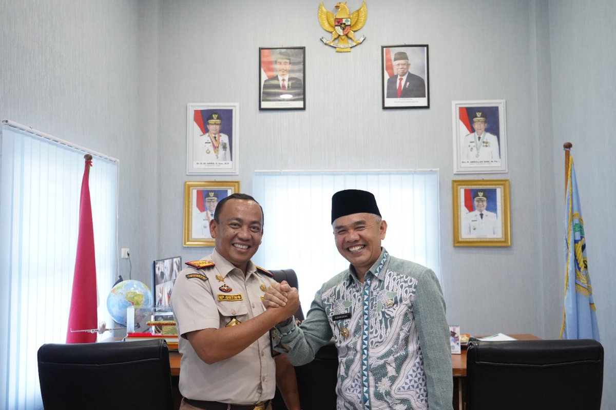 BarantinRI's tweet photo. Kamis (14/7) Dalam rangka upaya peningkatan ekspor Provinsi Jambi, Kepala @karantinajambi berkoordinasi ke Kantor Dinas Bupati Kabupaten Kerinci. Kunjungan dilalukan untuk melakukan diskusi terkait potensi ekspor komoditas pertanian yang ada di Kabupaten Kerinci. https://t.co/WEweWqVoWy