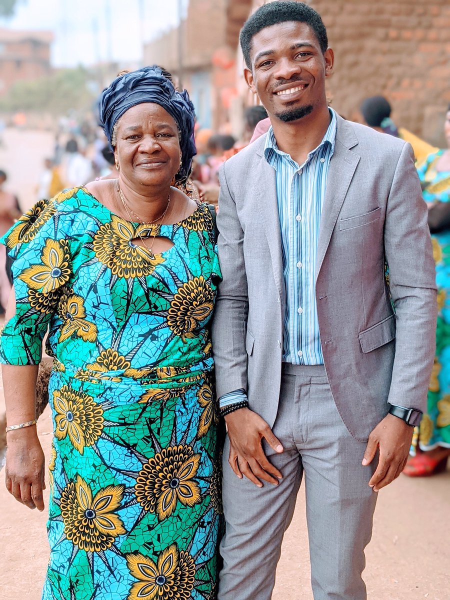Elle sourit ma maman❤️
Zéro diplôme 📜
Zéro emploi 👩🏽‍🔧
Education 💯
Nous sommes le fruit des parents qui n’ont pas des dip ni emploi, une vendeuse d’eau et j’en suis si fier d’elle 
Nos dip ne doivent pas être une arme pour descendre les autres🙏 
Juste like ❤️ pour les mamans