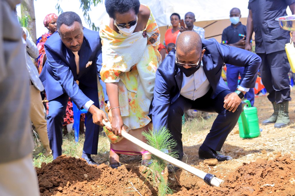 MosesMagogo's tweet photo. In Rwampara District to support my colleagues members of @Parliament_Ug @KankundaAmos and Hon. Molly Asiimwe to improve the health of mothers is Rwampara County by fundraising towards a new maternity ward at Kinoni Health Centre IV.

 #RHC22 #Akooki #HealthCampaign #Rwampara https://t.co/tRXyYtdGPw