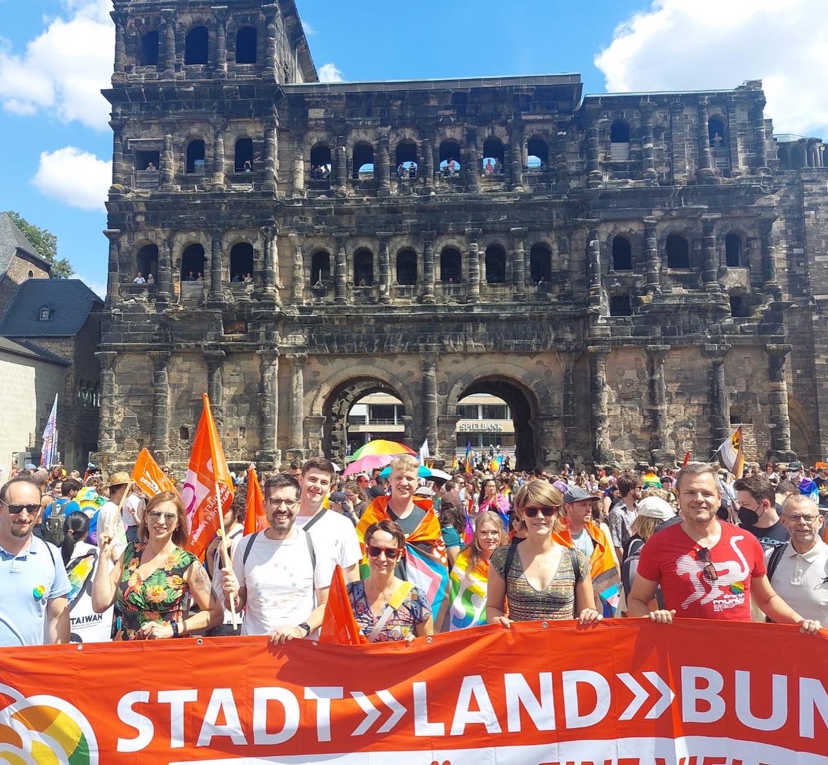 SvenTeuber's tweet photo. Happy #Pride, #Trier. 
Wir arbeiten jeden Tag gemeinsam für eine bunte, vielfältige, tolerante Gesellschaft - und setzen heute beim #CSD wieder klare Zeichen. #PrideMonth2022 https://t.co/oMHhUiwHh3