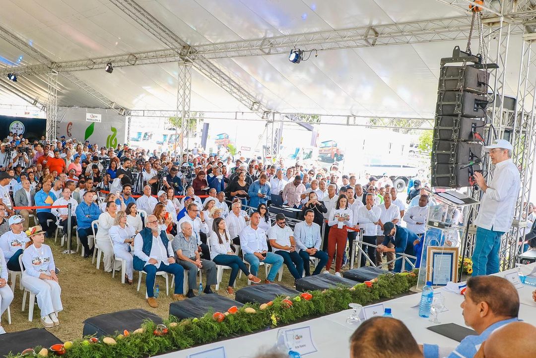Unaproda's tweet photo. Gracias Ministro @limbercruzl por acompañarnos junto al presidente @luisabinader en la apertura del FESTIVAL DE LA COSECHA CONSTANZA 2022 y poder mirar con detenimiento, la diversidad de cultivos que podemos producir todo el año si somos rentables. https://t.co/meKhtvxA3C