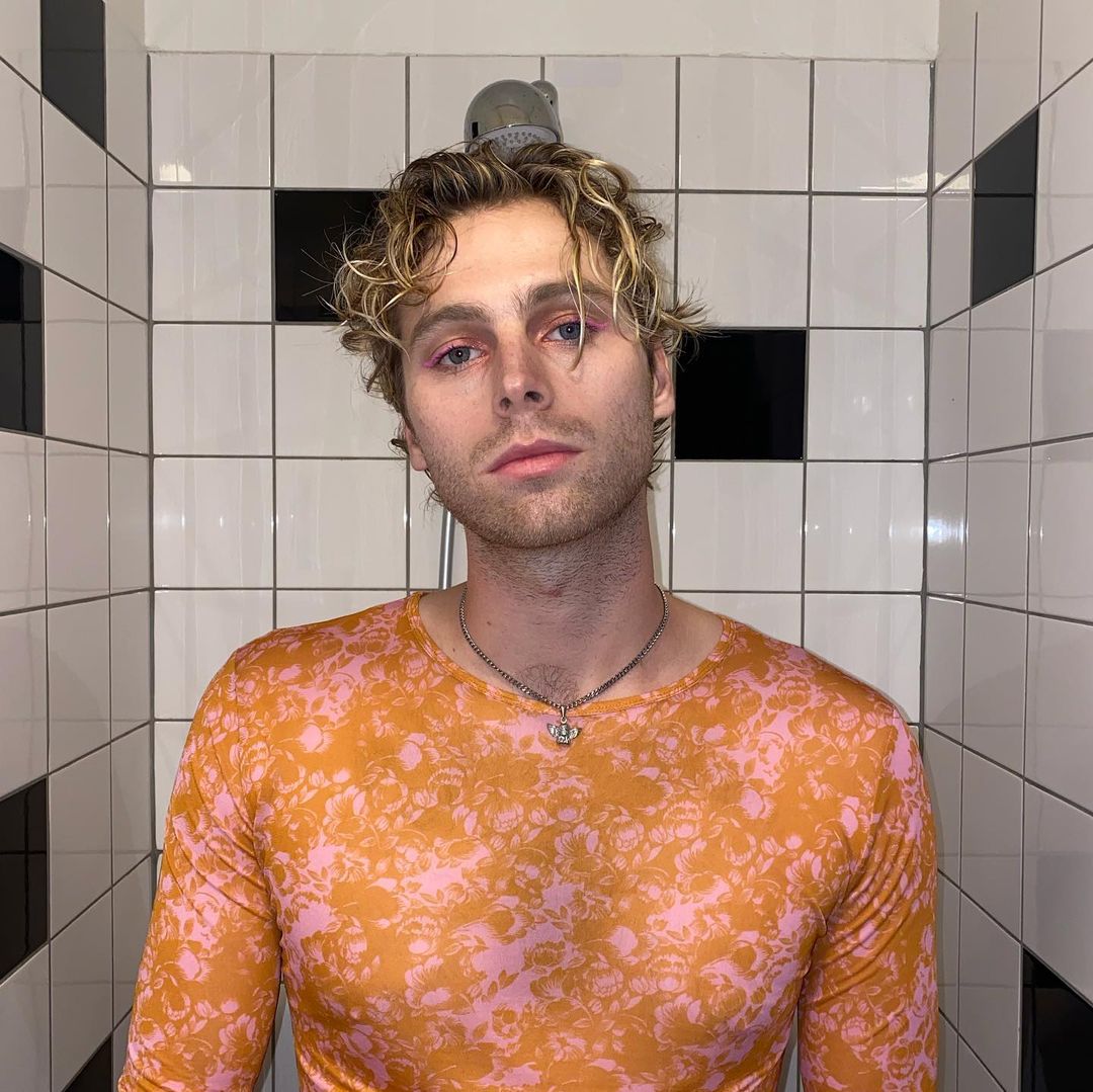 5SOSBrazil's tweet photo. Hoje é aniversário do loirinho!

Dono de uma voz angelical, o Luke está há 26 anos entregando ao mundo um talento esplendoroso! #HappyBirthdayLuke https://t.co/PrAbH62wkS