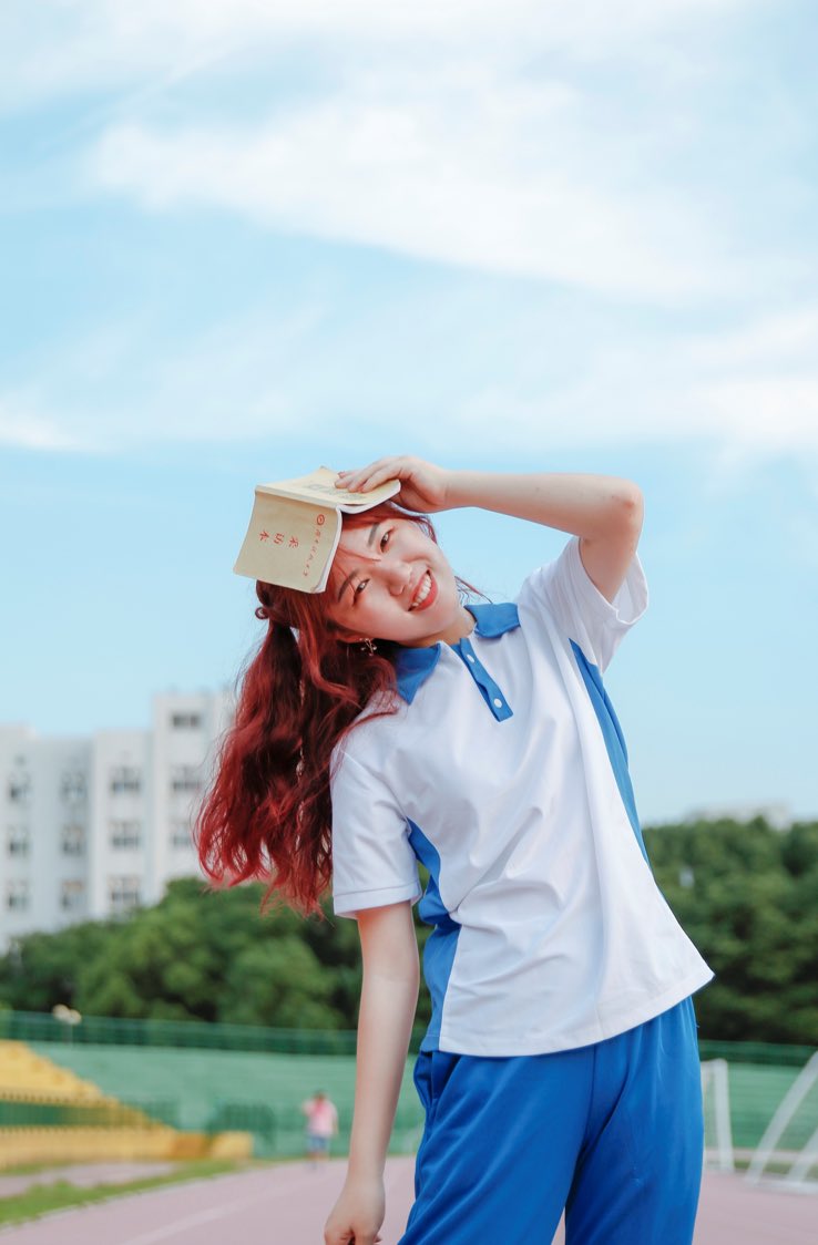 sjtu1896's tweet photo. The pursuit of excellence by Wang Wei, the 2022 SJTU Inspirational Role Model, was never constrained by a childhood sickness or her family's financial status. During her stay at SJTU, she employs her professional expertise in the field of external publicity.
#SJTUers #Graduate22 https://t.co/DkA9Gwqm0C