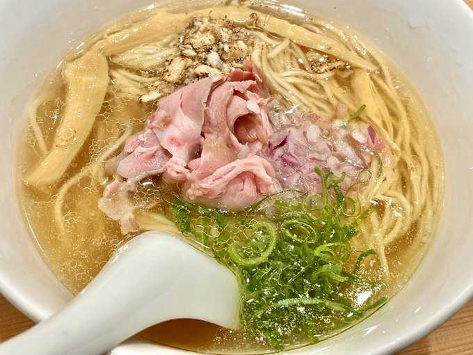 横浜で金目鯛ラーメンの鳳仙花さんってとこに来てる
コレ万人受けする塩系魚介スープだわ…少しとろみあって濃くてうまい…コレはあと引くやつ… 