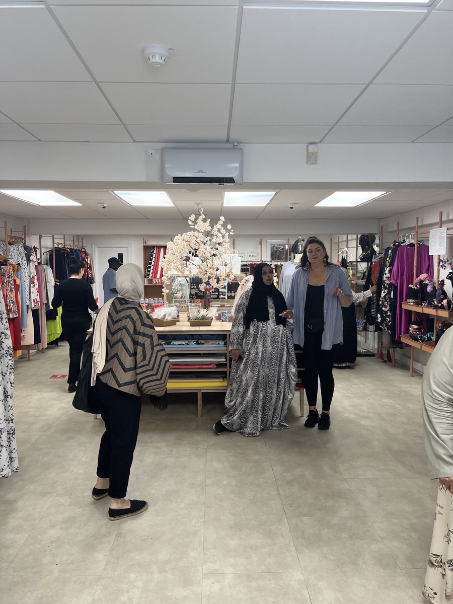 Here supporting Majida with her collection Anqaa Apparel   The shop on Fonthill Road is part of the GLA LEAP program  is heaving! 

@islingtoncoumcil  @ukft