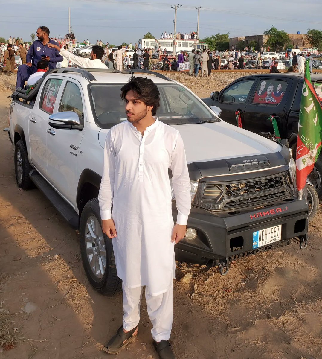Mussabinfarrukh's tweet photo. Real eyes, realize, real lies.
Jalsa Dump ✨️ >> https://t.co/UqnLfkVqRr