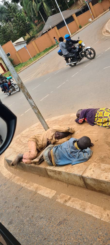 Karimojong seem born to suffer. In the high noon scorching Kampala sun these poor trio was deep asleep on the bare concrete. Taking a break from begging and perhaps succumbing to hunger and fatigue!
