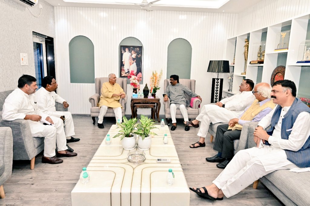 राष्ट्रपति पद के लिए यूपीए प्रत्याशी श्री यशवंत सिन्हा ने आज झारखंड मुक्ति मोर्चा के केंद्रीय कार्यकारी अध्यक्ष-सह-मुख्यमंत्री श्री <a href="/HemantSorenJMM/">Hemant Soren</a> से मुलाकात की। 
श्री सिन्हा ने मुख्यमंत्री से राष्ट्रपति पद के लिए होने वाले चुनाव में अपने पक्ष में समर्थन की अपील की।