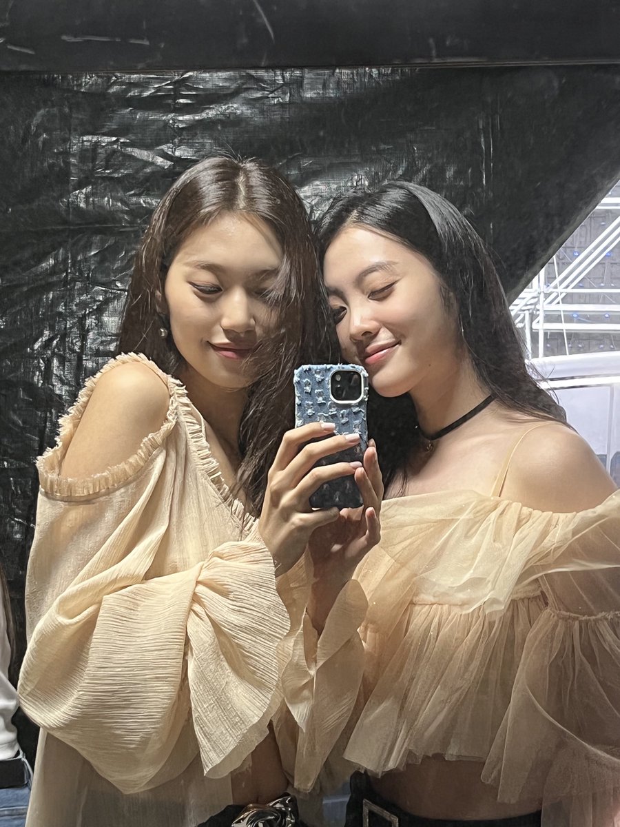 220716
Doyeon FNS update with Lucy

"Took this photo because I look like twin with Hyojung"

#WekiMeki #위키미키 #LUCY #루시 #노효정