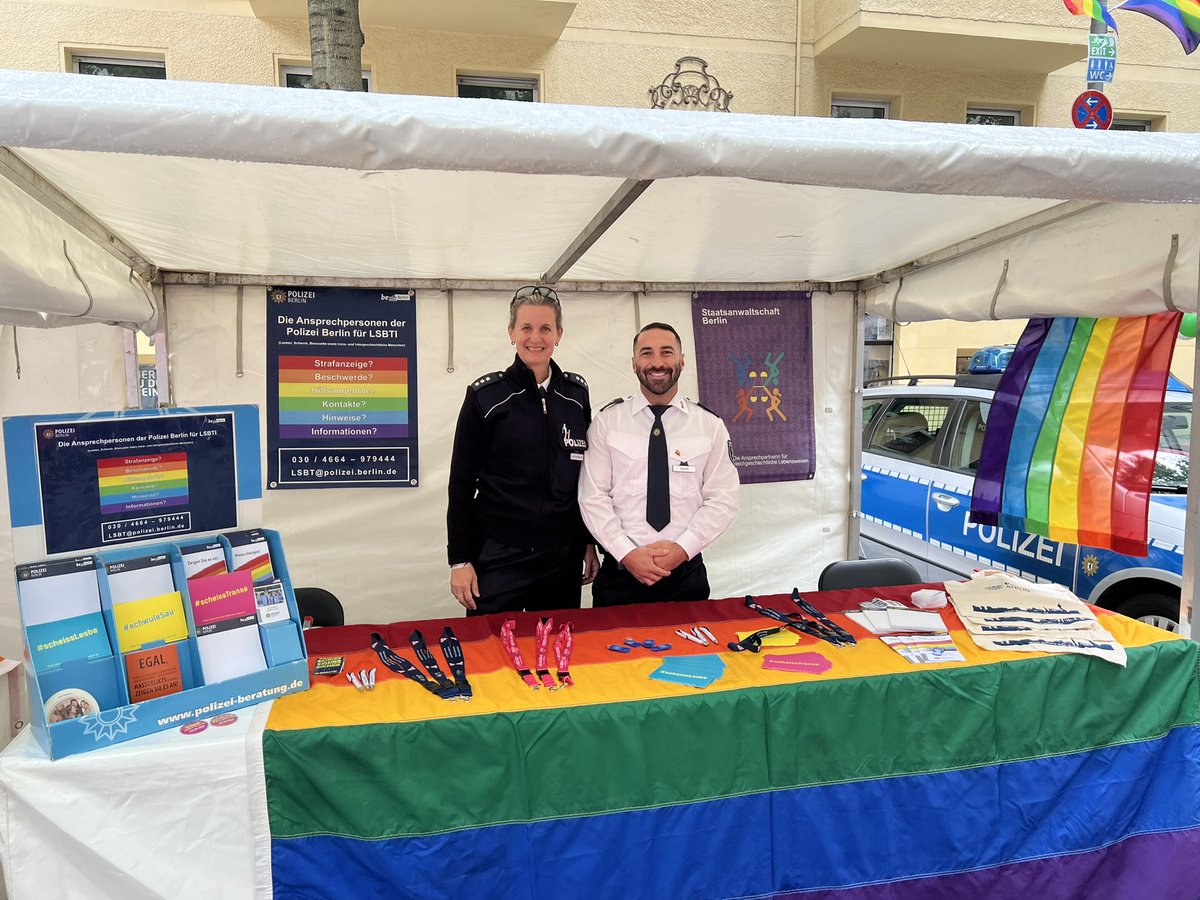 PolizeiBerlin_P's tweet photo. Momentan findet in #Schöneberg das Lesbisch-Schwule Stadtfest (#Motzstrassenfest) statt 🏳️‍🌈🥳

Die @polizeiberlin ist natürlich auch mit einem Infostand vertreten 👮‍♂️👮‍♀️🌈

Kommen Sie gerne heute bis 24:00 &amp; morgen bis 22:00 Uhr vorbei. Zu finden sind wir in der Motzstraße!

^präv https://t.co/9VTaUAhZLX