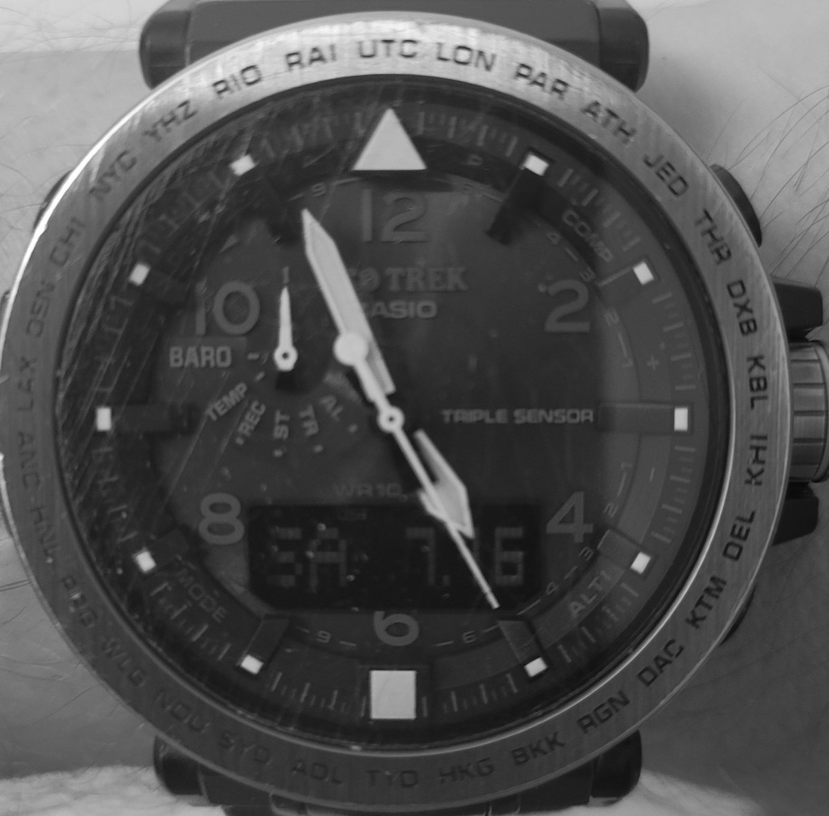 HokusGrey's tweet photo. @jockowillink #BustEm
Sometimes
the only fight
we have left
is to breathe.
Stay.
Weather the storm.
The only sure defeat
is when we give up,
so we don't give up;
we just breathe.
The enemy relents.
The storm passes.
Salvation comes.
Sometimes,
the act of breathing
is defiance.
#JockoPrompts https://t.co/DMR3akL7Qc