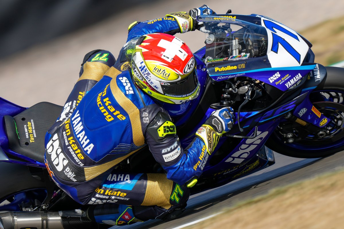 DomiAegerter77's tweet photo. #PolePostion and win in #Race1️⃣ - what a return to @DoningtonParkUK after 13 years
#DA77 with @TenKateRacing set a next level
#WorldSSP Round5️⃣ in hot 🇬🇧
#ARAI
#IXS
#FiveGloves
#DaytonaBoots
#YamahaRacing #YZFR6 https://t.co/RKLpd8ZekZ