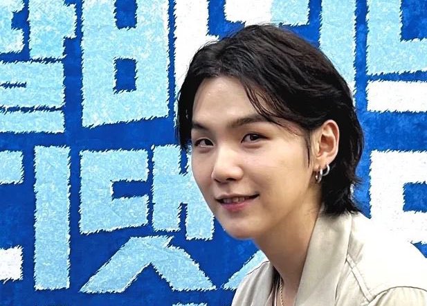 his hair is soooo long 😭 i can’t