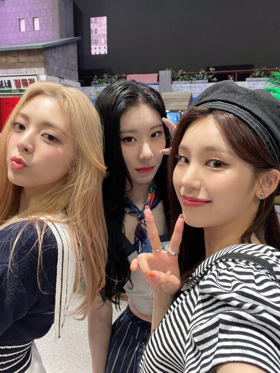Itzy___'s tweet photo. #YEJI #CHAERYEONG #YUNA
@ITZYofficial https://t.co/Rl8iuZQkpx