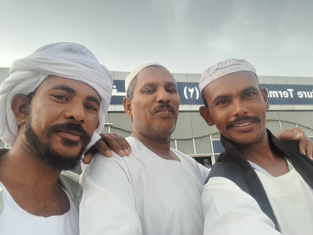 جاور من يخاف الله  ،، حاور من يحترمك ،،شاور من يحبك ،،صاحب من يفهمك،  ابتعد عن الجاهل  وإياك وصحبة اللئيم  ،،فإن الفضل معه عقيم،، واتخذ من الطيبين خلان يجاوزك الإحسان بالإحسان .اجبرو الخواطر،، وراعو المشاعر ،،وانتقوا كلماتكم ،،وتلطفوا بافعالكم ،،وتذكروا  العشرة،ولا تؤلموا احدا