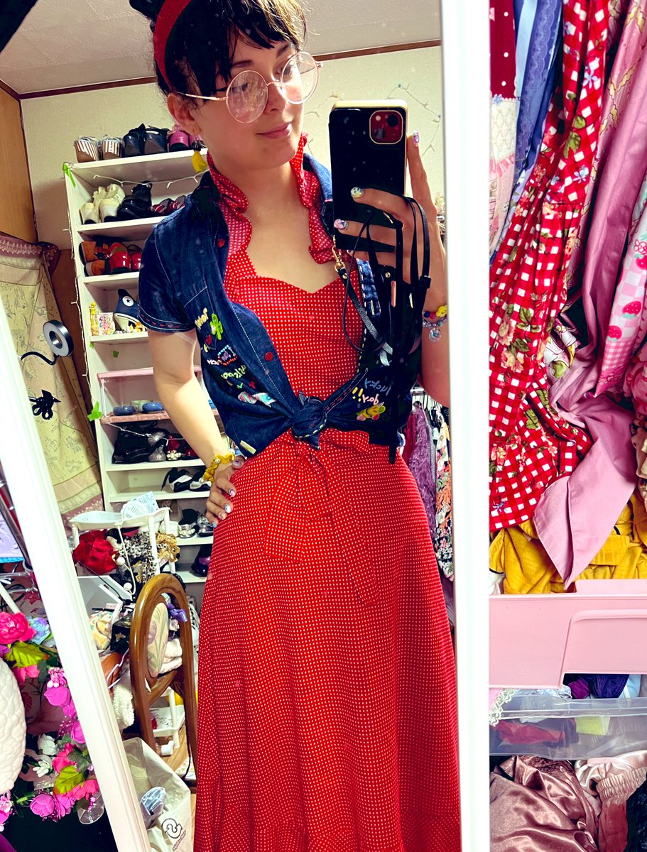 Got rained on a bit here, buuut super into primary colors and 50’s/60’s inspired fashion lately 💙💛❤️