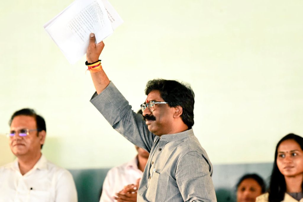 saddam_jmm's tweet photo. झारखण्ड में निजी क्षेत्र में स्थानीय नियोजन नीति की आज घोषणा हुई। राज्य के मेहनती और कुशल युवाओं को झारखण्ड में ही रोजगार के अवसर प्राप्त हो, इसके लिए सरकार यह नीति लायी है: @HemantSorenJMM https://t.co/qwSFmaUjrz