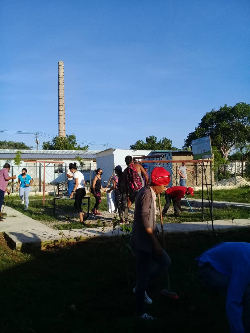 Deb_invexCuba's tweet photo. El @MINCEX_CUBA🇨🇺 celebrando el #26DeVictorias con trabajo voluntario en el #Husillo, #Mariano, conmemorando un año más de la chispa final de nuestra eterna victoria en enero de 1959. #CubaPorLaPaz @pro_cuba #26DeJulio #FidelPorSiempre https://t.co/GuZxmc8eiu