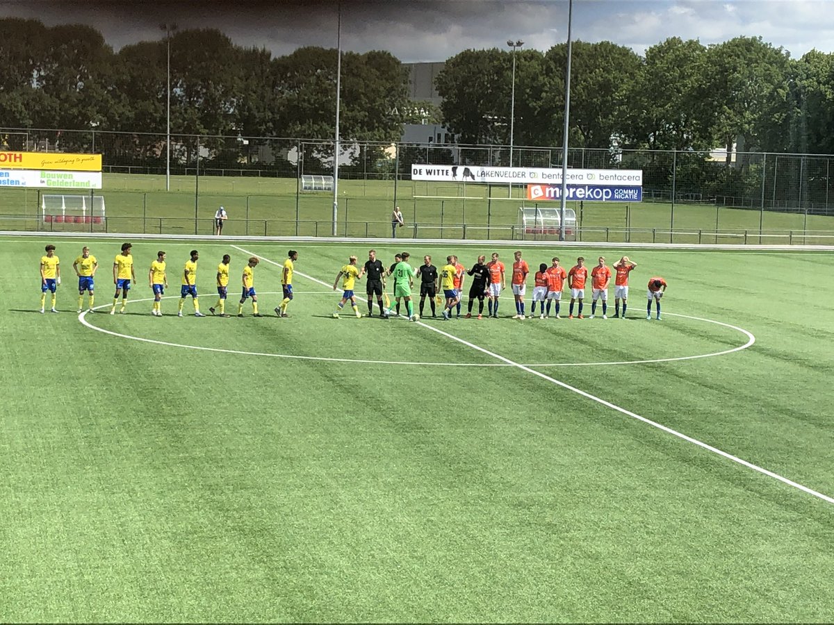ONSSneek's tweet photo. De line-up met in het midden de arbitrage van vanmiddag: scheidsrechter Marouan Achammachi en zijn assistenten Klaas Krijgsheld en Louwrens Tolman #onscam https://t.co/UUE3sJWtQC