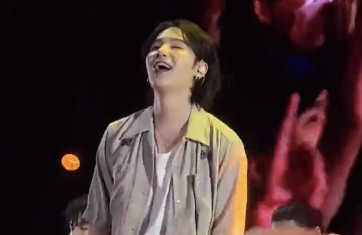 prrcyzhope's tweet photo. This 144p quality wont stop me from seeing him with those 👅 out JUST SO HOT MIN YOONGI marry me https://t.co/fJE32WeUtL