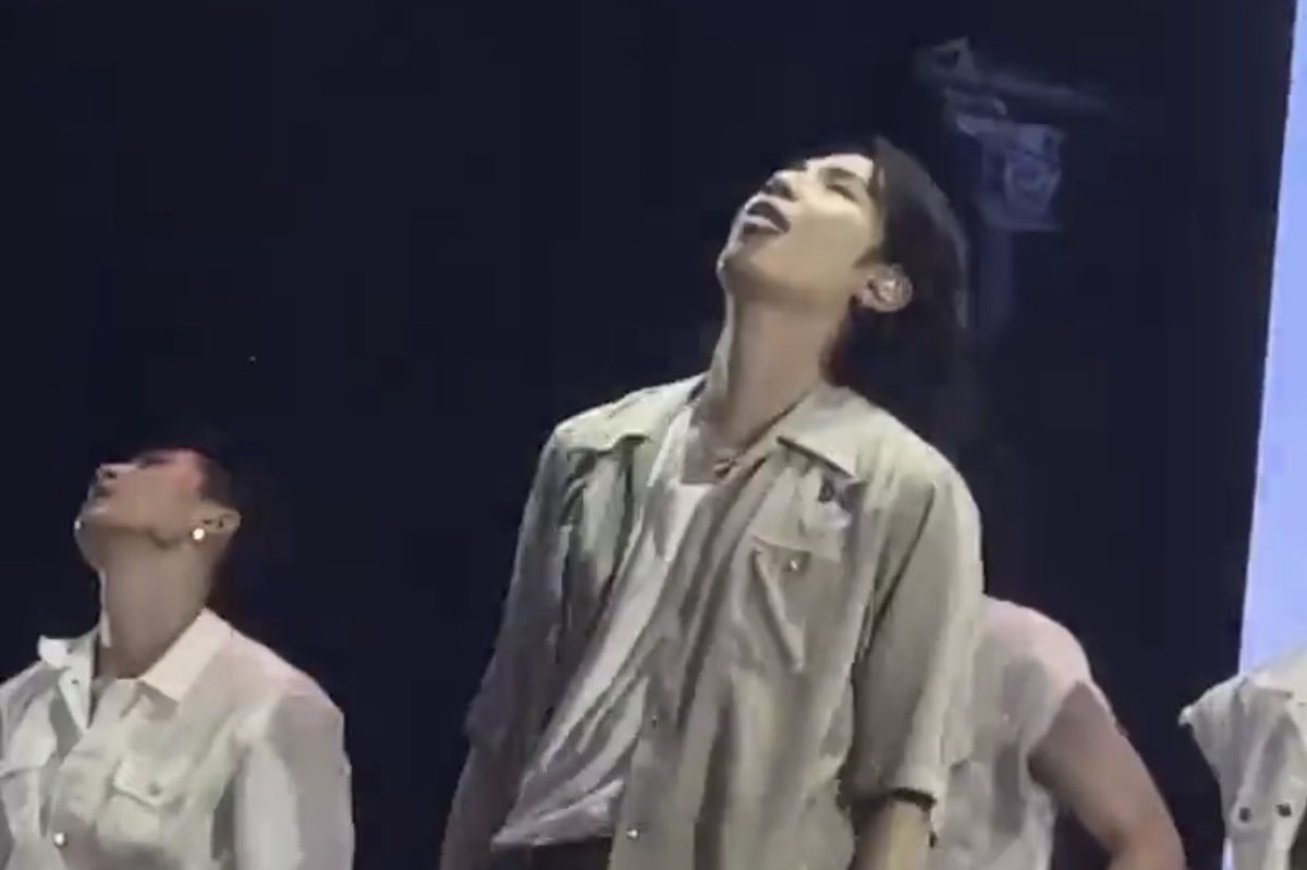 prrcyzhope's tweet photo. This 144p quality wont stop me from seeing him with those 👅 out JUST SO HOT MIN YOONGI marry me https://t.co/fJE32WeUtL