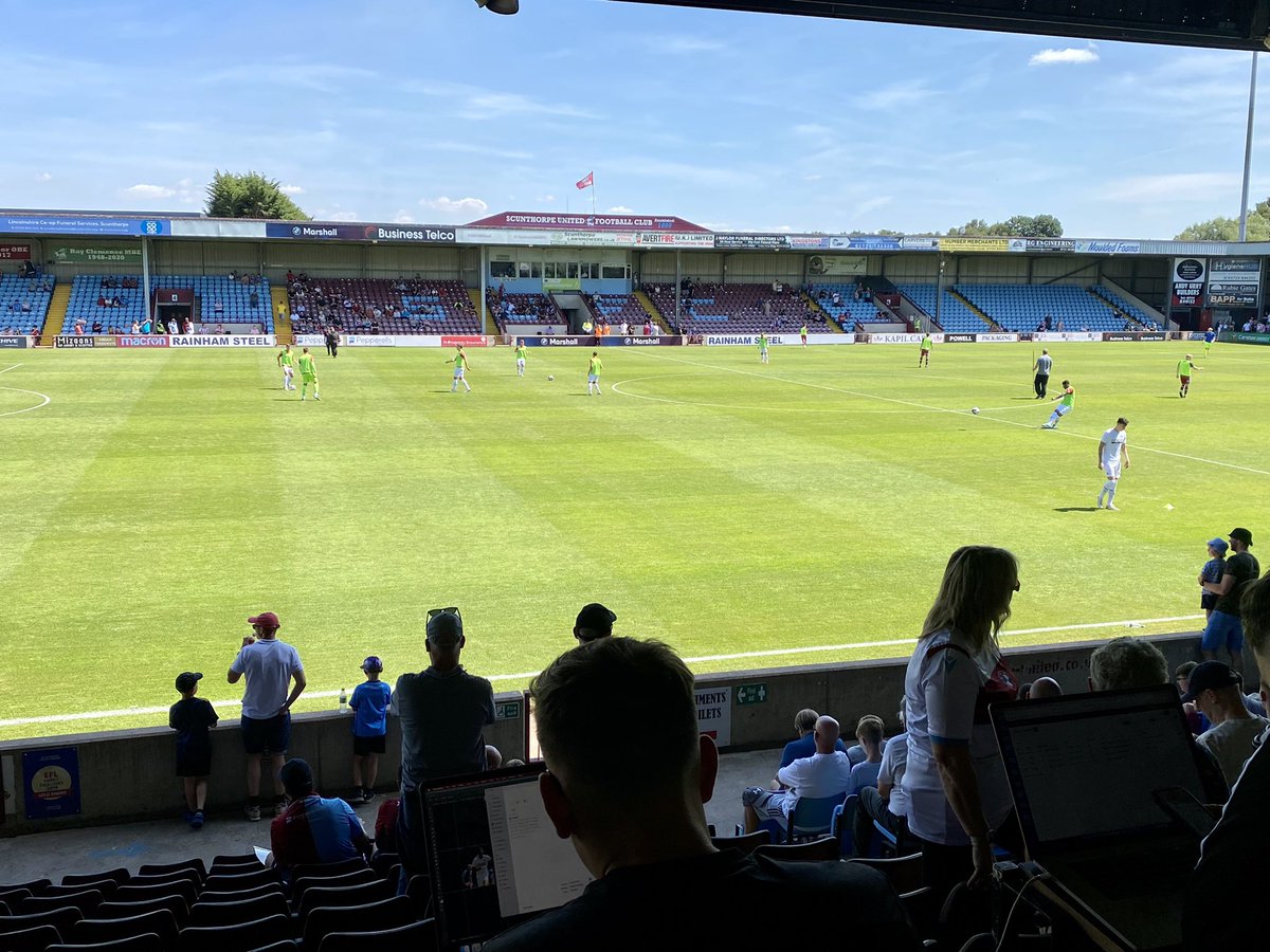 On @NonLeaguePaper duty at a sunny Glanford Park today. Scunthorpe leading 3-0 at HT against Sheffield United on the back of a slick and entertaining first half display. Two goals from Colin Daniel, Alfie Beestin with the other. Trialist Jacob Butterfield has been excellent.