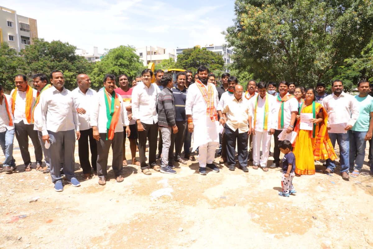 KunaSrisailam's tweet photo. నిజాంపేట్ మున్సిపల్ కార్పొరేషన్ పరిధిలోని  ప్రగతి నగర్ ఎన్నారై కాలనీ లో  నిరుపయోగంలో లేని పార్క్ స్థలాన్ని ఈరోజు స్థానిక బిజెపి నాయకులతో కలిసి పరిశీలించడం జరిగింది. వెంటనే పార్కును అభివృద్ధి చేసి ప్రజలకు అందుబాటులోకి తేవాలని @KTRTRS
డిమాండ్ చేస్తున్నాను 
@KTRTRS @MinisterKTR https://t.co/ILVvjEoZFM