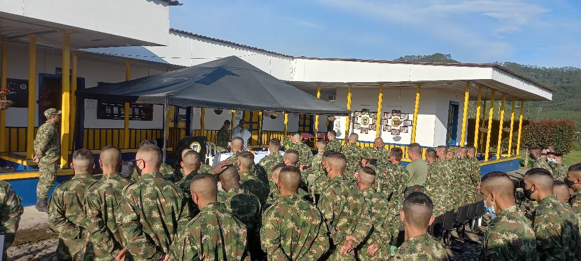 Ejercito_Div5's tweet photo. En el #Biter8 Oficiales, Suboficiales y Soldados ofrecen una eucaristía a nuestra Patrona, la Virgen del Carmen en su día.
Agradecemos su amor y bendiciones y pedimos para que nos siga guiando en el proceso de Instrucción y entrenamiento de hombres y mujeres de la #OctavaBrigada https://t.co/A85wKEWK8a