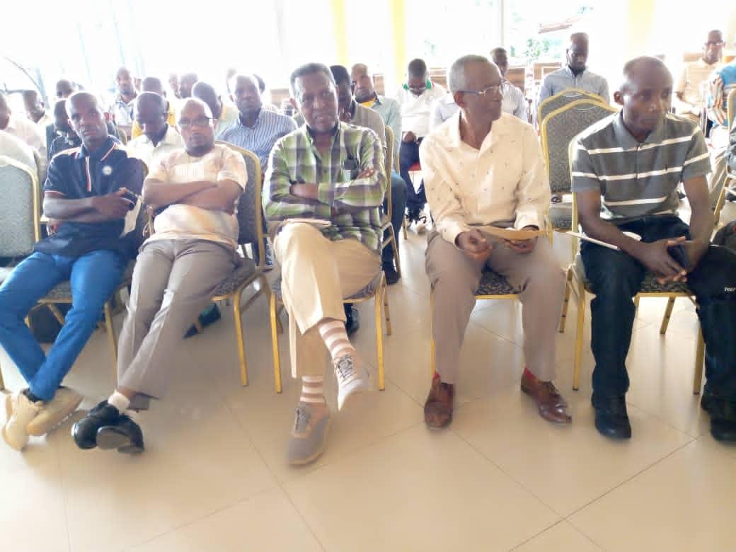 CommuneMusigati's tweet photo. Vendredi,le 16/07/2022,l'administrateur communal de Musigati  en collaboration avec le Président de l'association des natifs a tenu à Bujumbura dans les enceintes de BEST OUT LOOK HOTEL ,une réunion des natifs  vivant à Bujumbura @BubanzaProvince @MininterInfosBi @CnddFdd https://t.co/4AoE4SJpvX