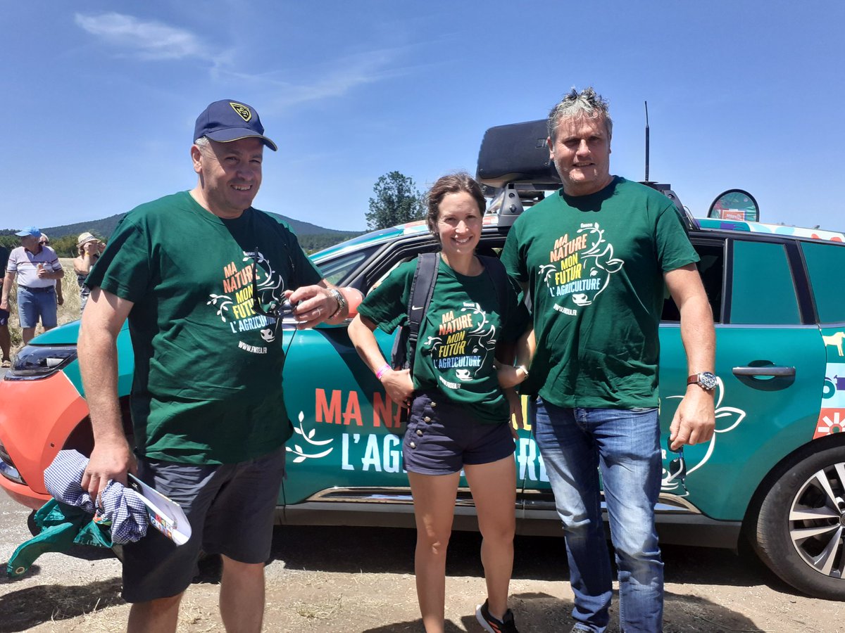 Fdsea43's tweet photo. #TDF2022 à Cayres
Relais FDSEA 43  à la FDSEA 48
Un mini village,Une ola, La SDAE 43 présente sous le signe  d'une bonne ambiance #FDSEA43 #JA43 https://t.co/1helUWUfHR