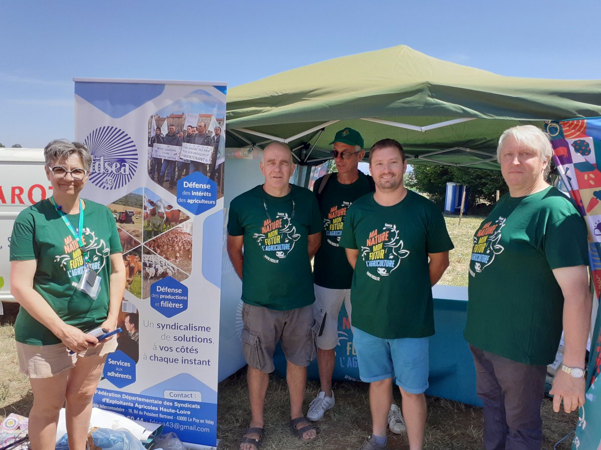 #TDF2022 à Cayres
Relais FDSEA 43  à la FDSEA 48
Un mini village,Une ola, La SDAE 43 présente sous le signe  d'une bonne ambiance #FDSEA43 #JA43
