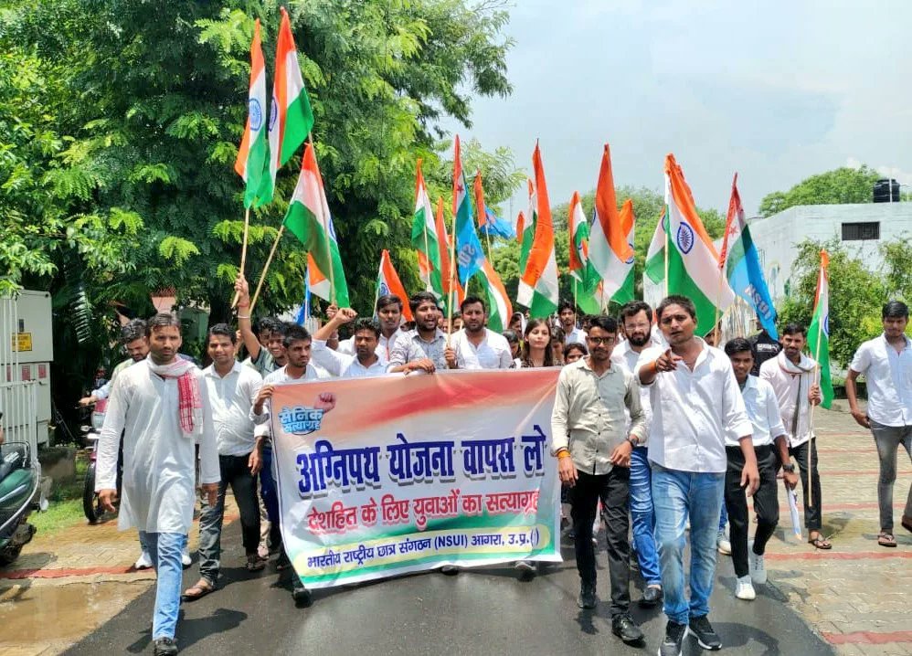 NsuiSatish's tweet photo. #AgraNSUI ने #AGNIPATH योजना व #SSCGD2018 के अभ्यर्थियों को गैर कानूनी रूप से गिरफ्तार करने के खिलाफ उनकी रिहाई की मांग करते हुए 10 किलोमीटर लम्बा सत्याग्रह मार्च निकाला जिसमें @NSUIUPWest के प्रदेश अध्यक्ष @RohitRanaINC जी भी मौजूद रहे
#AntiStudentModiGovernment https://t.co/DkVz7KbD0V