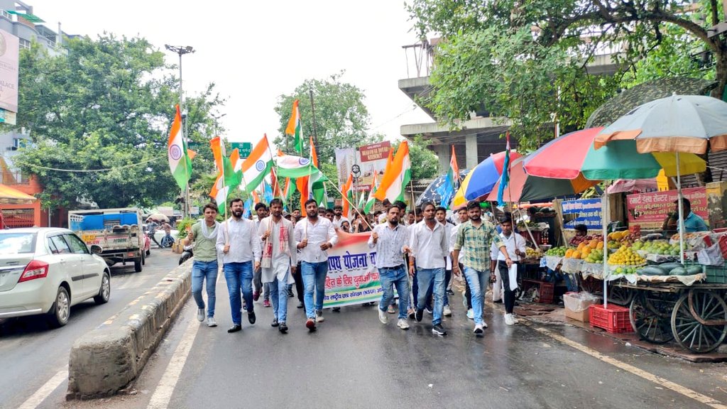 NsuiSatish's tweet photo. #AgraNSUI ने #AGNIPATH योजना व #SSCGD2018 के अभ्यर्थियों को गैर कानूनी रूप से गिरफ्तार करने के खिलाफ उनकी रिहाई की मांग करते हुए 10 किलोमीटर लम्बा सत्याग्रह मार्च निकाला जिसमें @NSUIUPWest के प्रदेश अध्यक्ष @RohitRanaINC जी भी मौजूद रहे
#AntiStudentModiGovernment https://t.co/DkVz7KbD0V