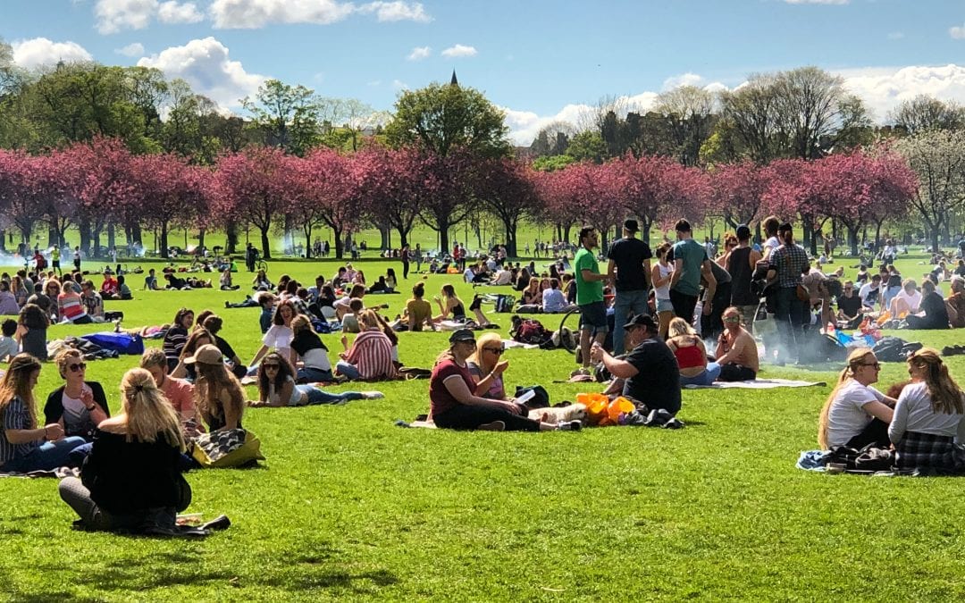 Edinburgh_CC's tweet photo. If you’re having a BBQ or picnic in one of our parks, please remember to use a stone or non-flammable base to protect our grass. Please bin or take home your litter and make sure your BBQ is fully extinguished before you dispose of it. Thanks! #ouredinburgh
📸@inlingua_edin https://t.co/8zDsqPDRLT