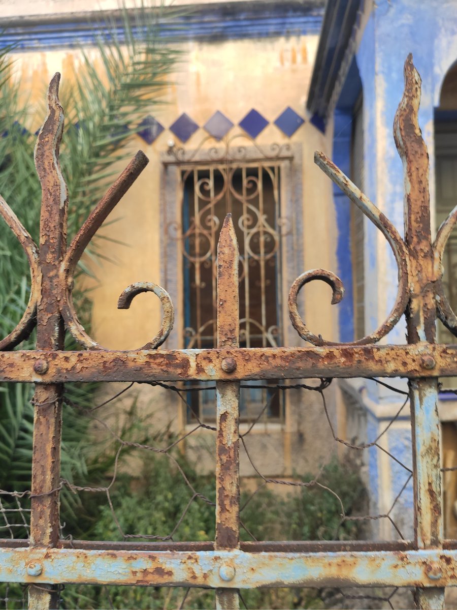 Desgastado, 
Abandoned places.. 
#streetphoto
#urbanphotography
#fotografia
#photo縄
© mine