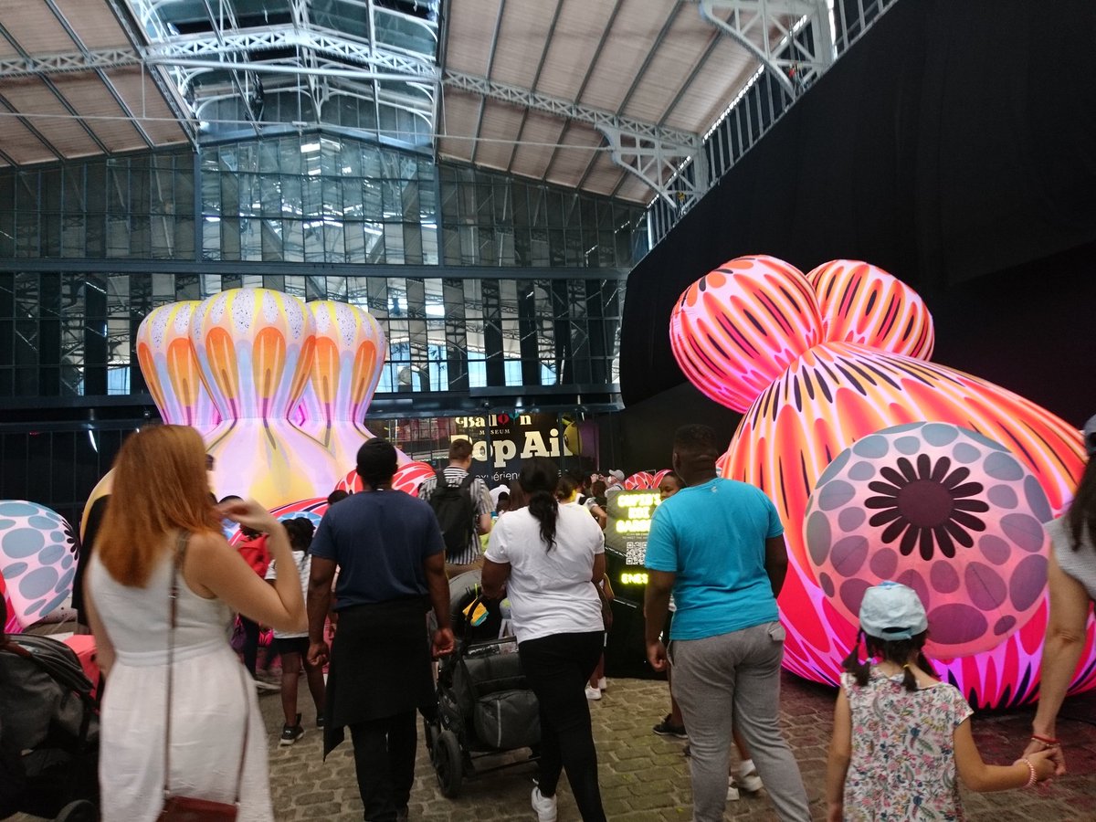 satomini_fr's tweet photo. パリ19区ヴィレットで開催中のPopAir (Balloon museum)に行ってきた🎈 暑い季節にぴったりの軽くて鮮やかで楽しい演出💕良かった。並んでいた時に人がいっぱいだったのに、中は広々として、ゆっくり見れたのも良かった。人数や時間制限しながら進んでいくやり方はいいかもね👍 #paris #art #popair https://t.co/7ivgjtevDT