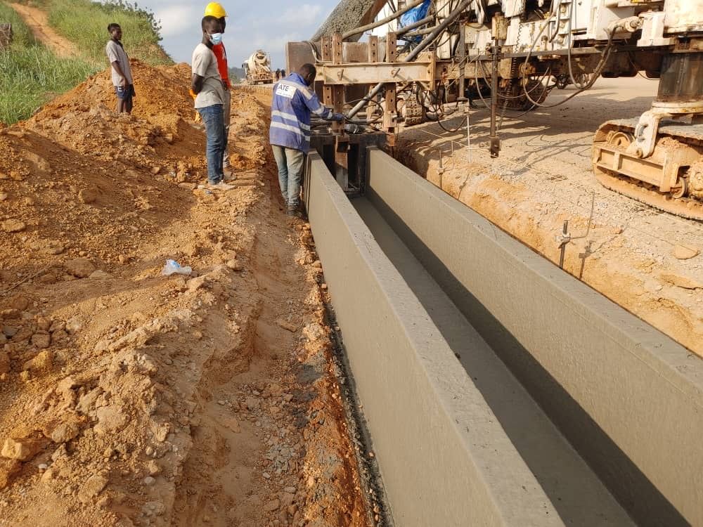 date_africa's tweet photo. 🇨🇮Côte d'Ivoire : Réalisation de caniveaux extrudé 60/60 chantier de la côtière San Pedro par PFO Africa.
#UtdaCôte_d_Ivoire #utdainfo #utdacôtière_san_pedro #utdasan_pedro #utdapfo_africa #utdaroute #utdaroad https://t.co/hHOwMJOxas